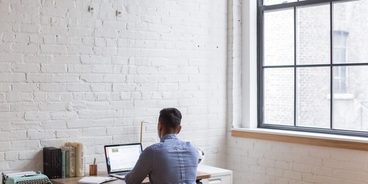 Fique em casa! Dicas para um home office produtivo