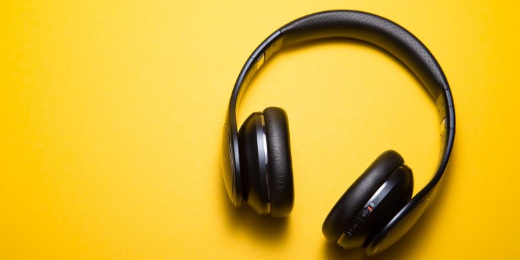 8 podcasts sobre finanças para ouvir em casa